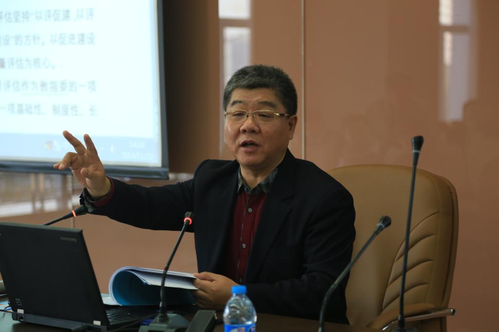 全国保险专业学位研究生教育指导委员会秘书长、伟德betvlctor体育官网院长郝演苏教授做报告