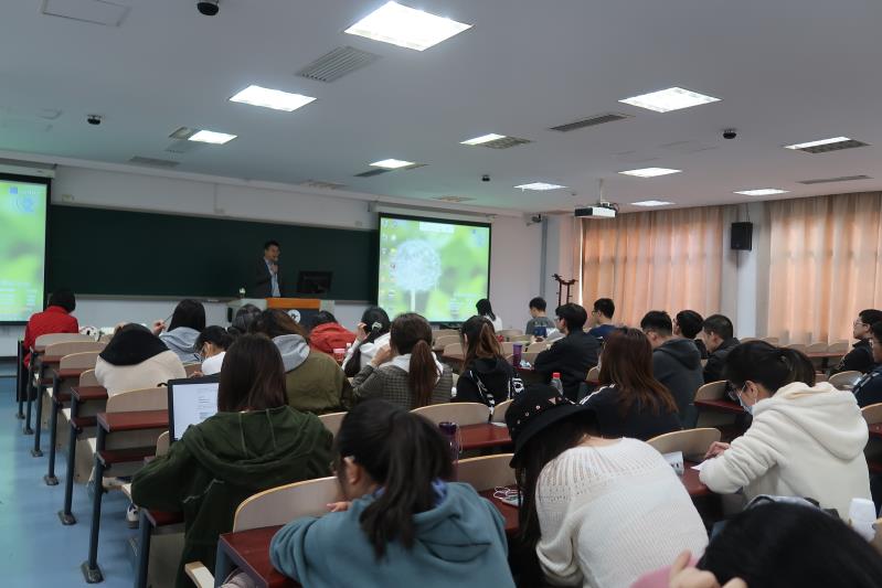 同学们认真听讲